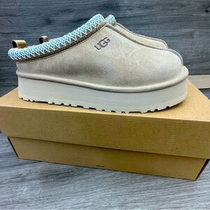 Women's Ugg Tazz Platform Slippers color Sand brand new never worn with boxe